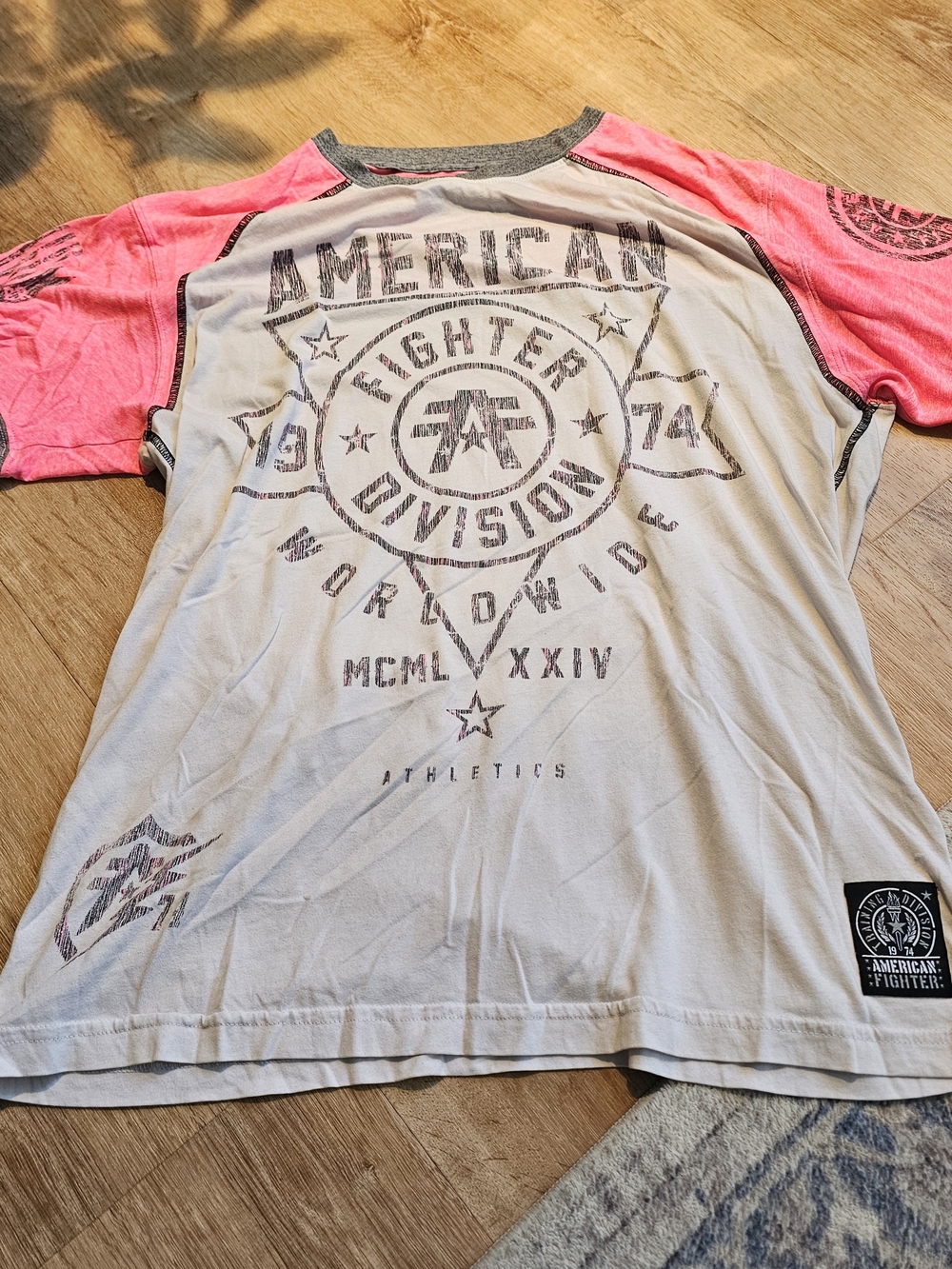 men's American Fighter (by Affliction) graphic t-shirt Size XL pink short sleeve